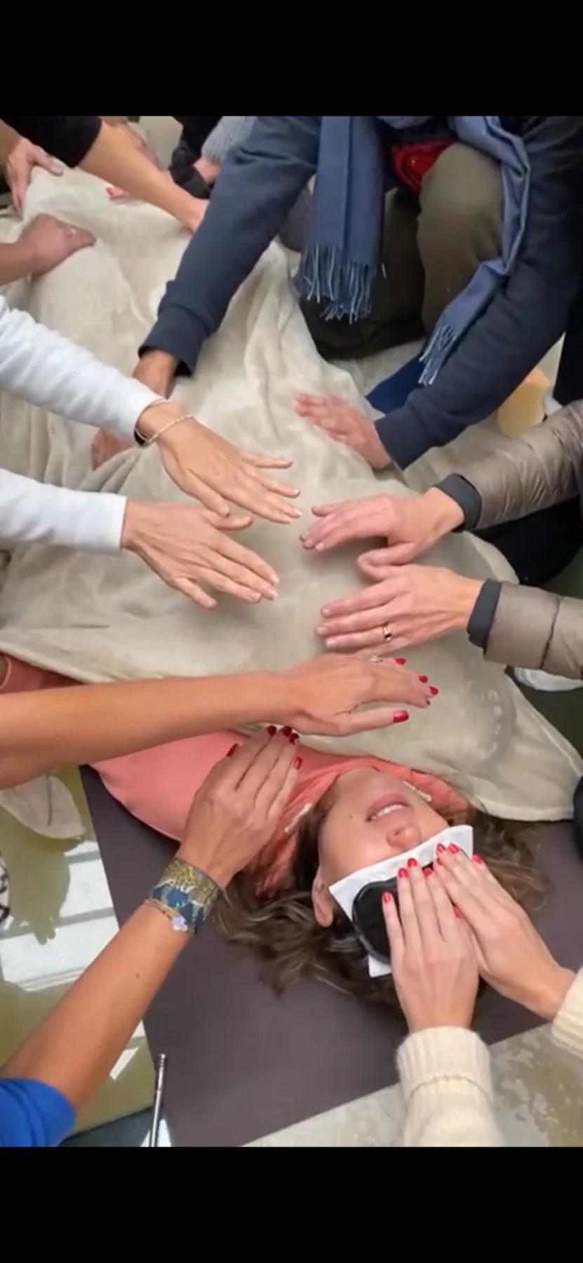 Des mains posées en soutien pendant une pratique corporelle