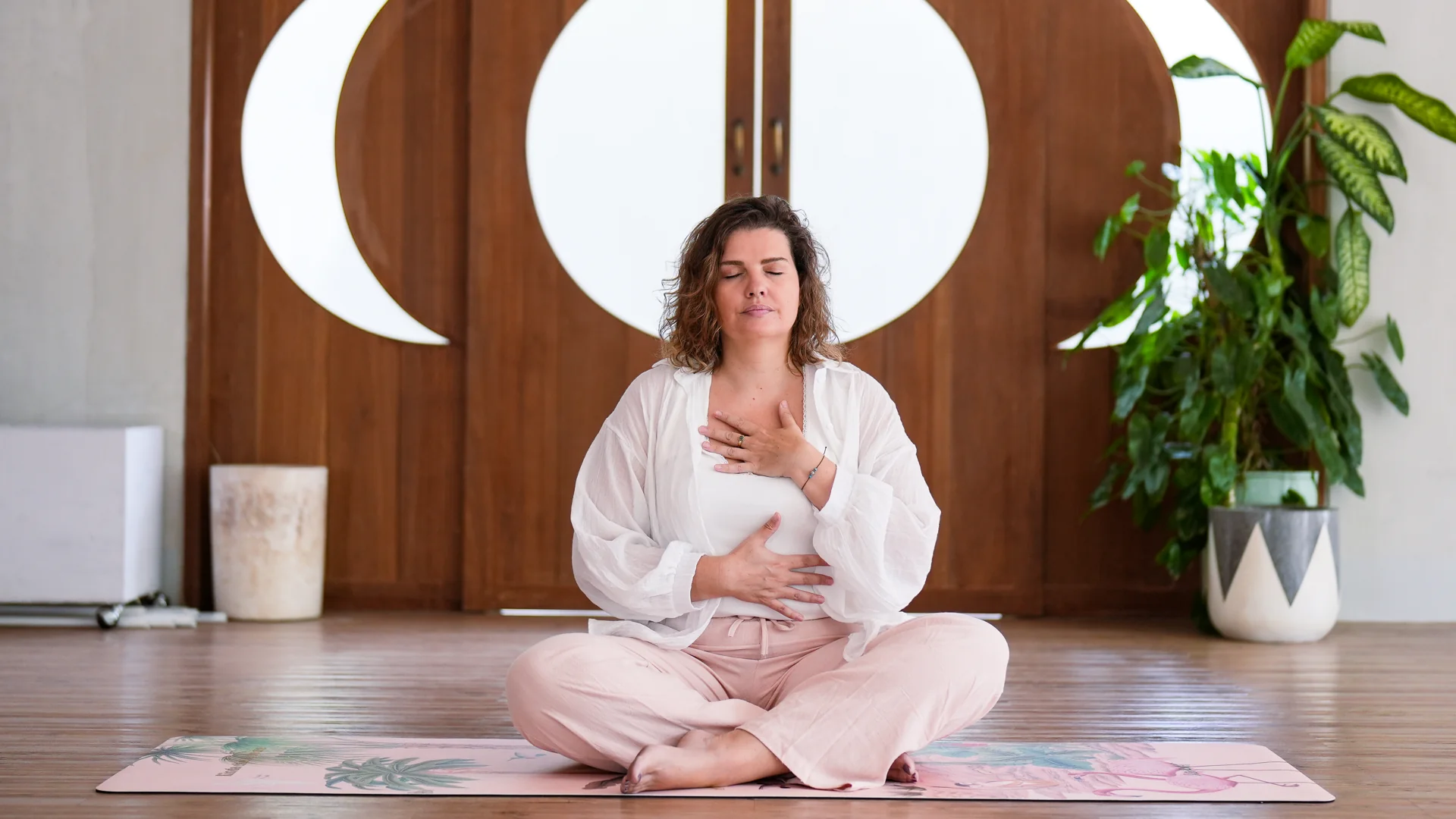Julie Blanvillain pratique une respiration consciente, les mains posées sur le cœur et le ventre