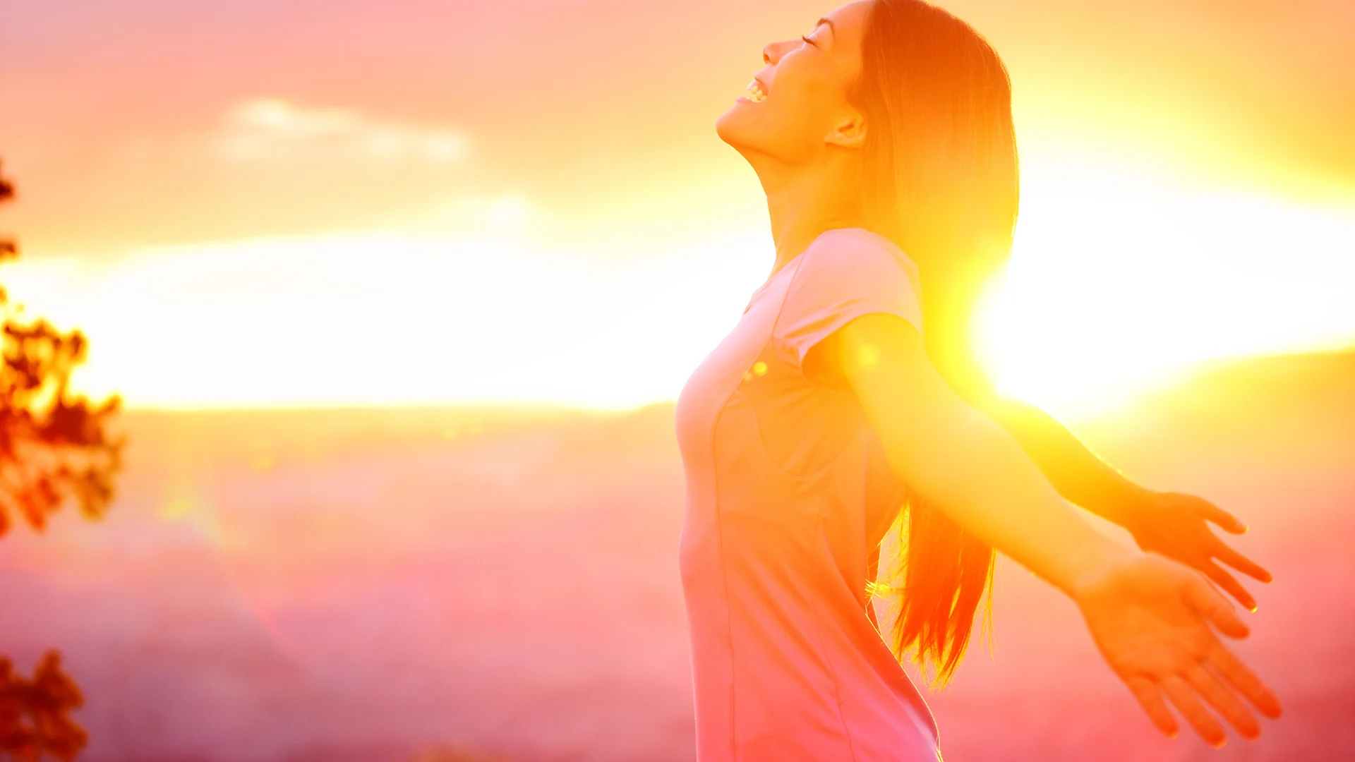 Femme debout face à la lumière du soleil