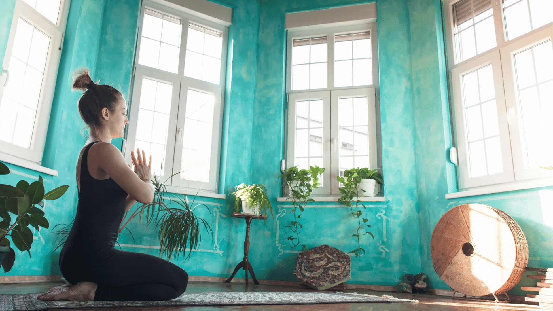 Pratique assise près d’une fenêtre
