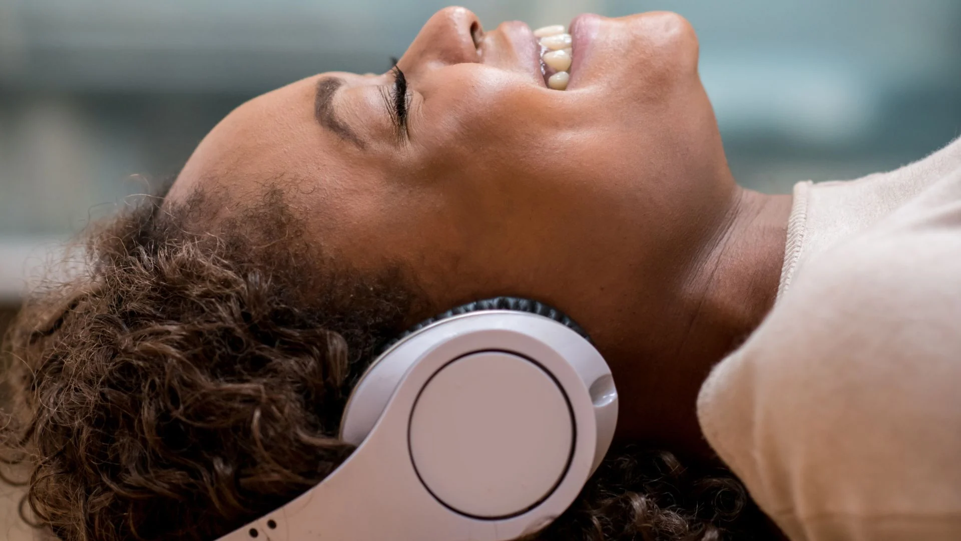 Femme allongée avec un casque audio