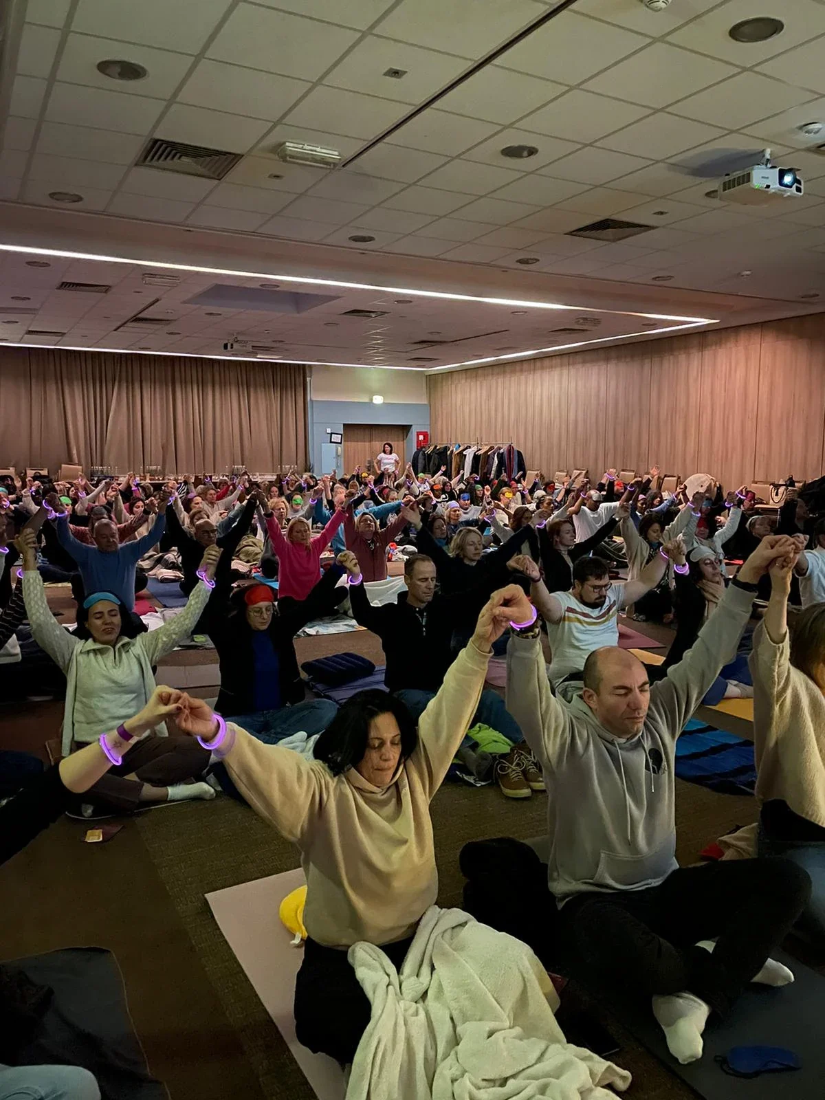 Un groupe réuni pour une pratique collective de respiration