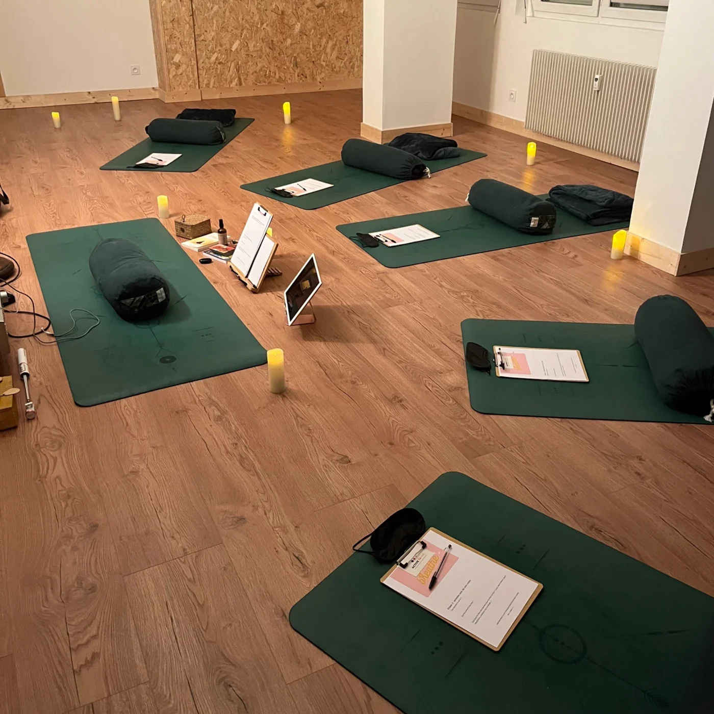 Un espace de Breathwork préparé avec tapis, coussins et bougies