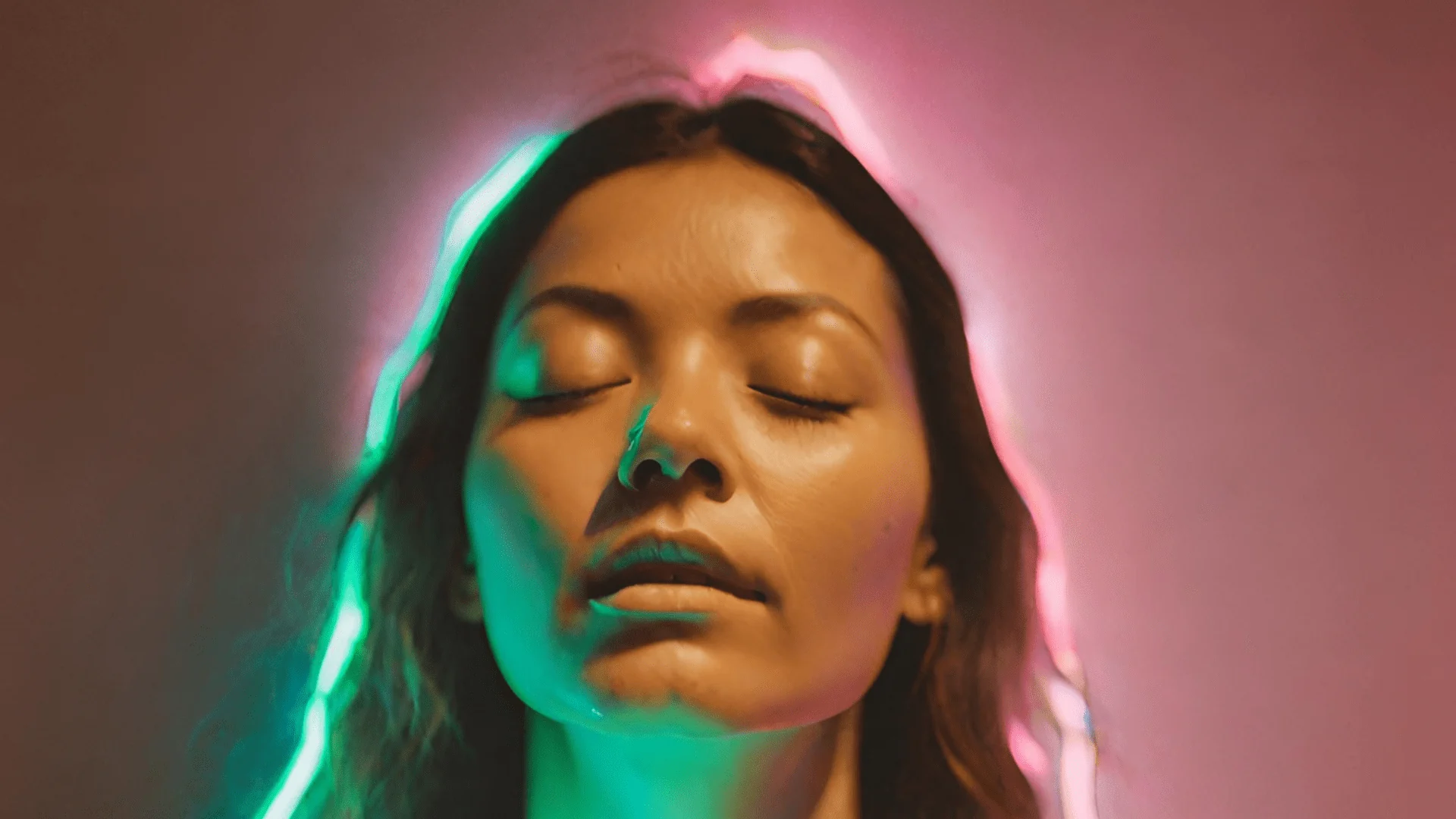 Portrait dans une lumière rose et verte