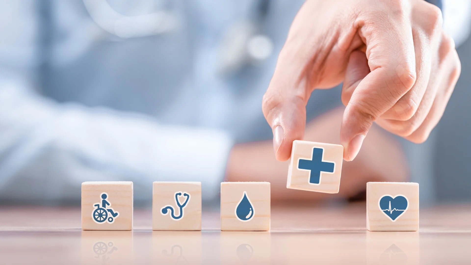 Cubes en bois illustrant des symboles de santé