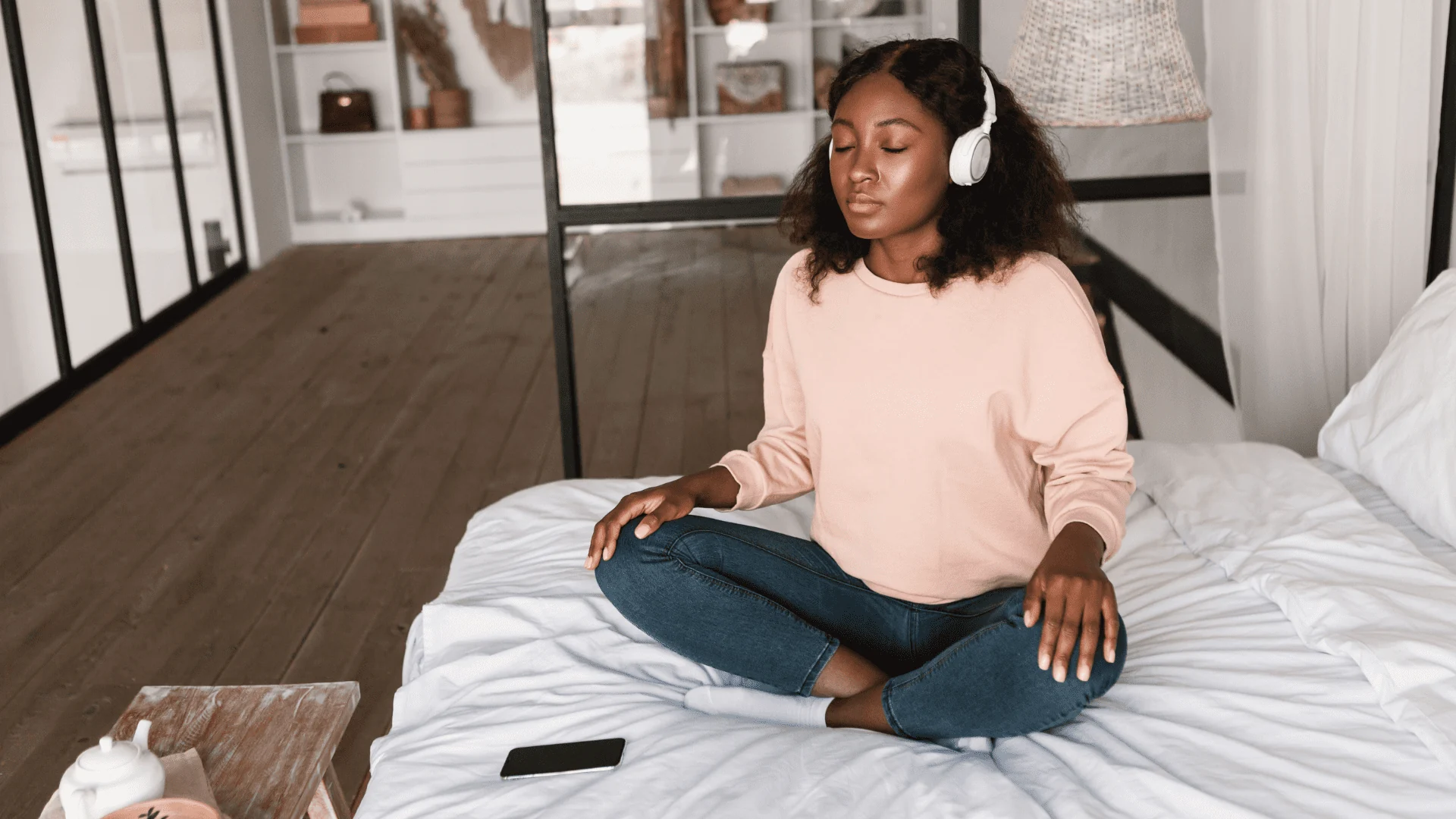 Femme assise avec un casque audio