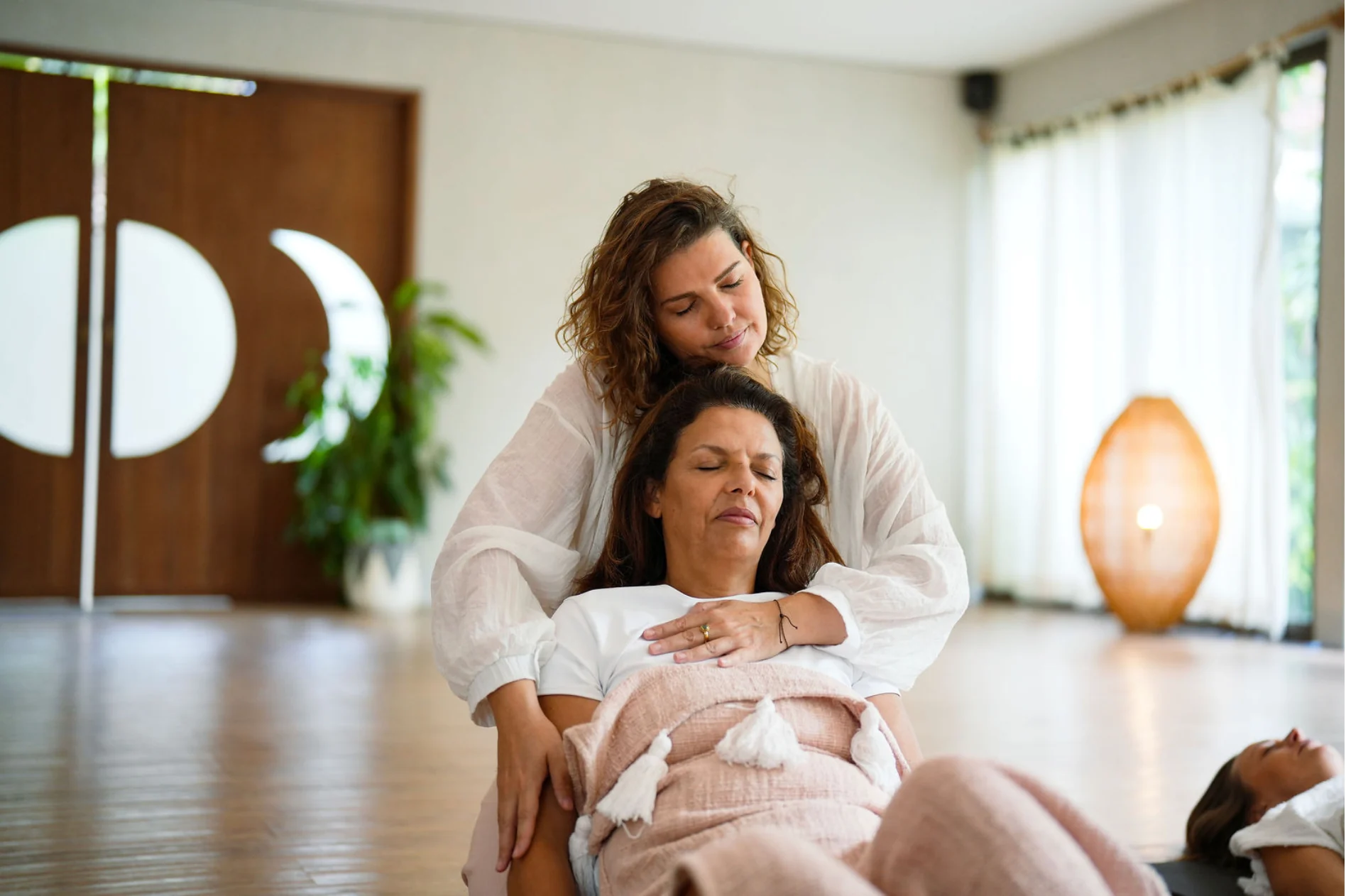 Julie Blanvillain accompagnant une participante pendant une séance de Breathwork