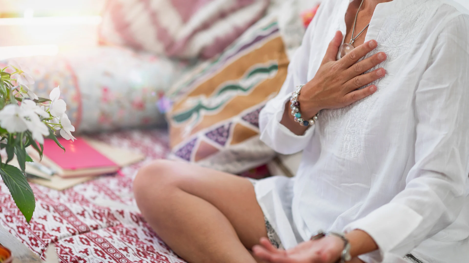 Personne assise pendant une pratique respiratoire