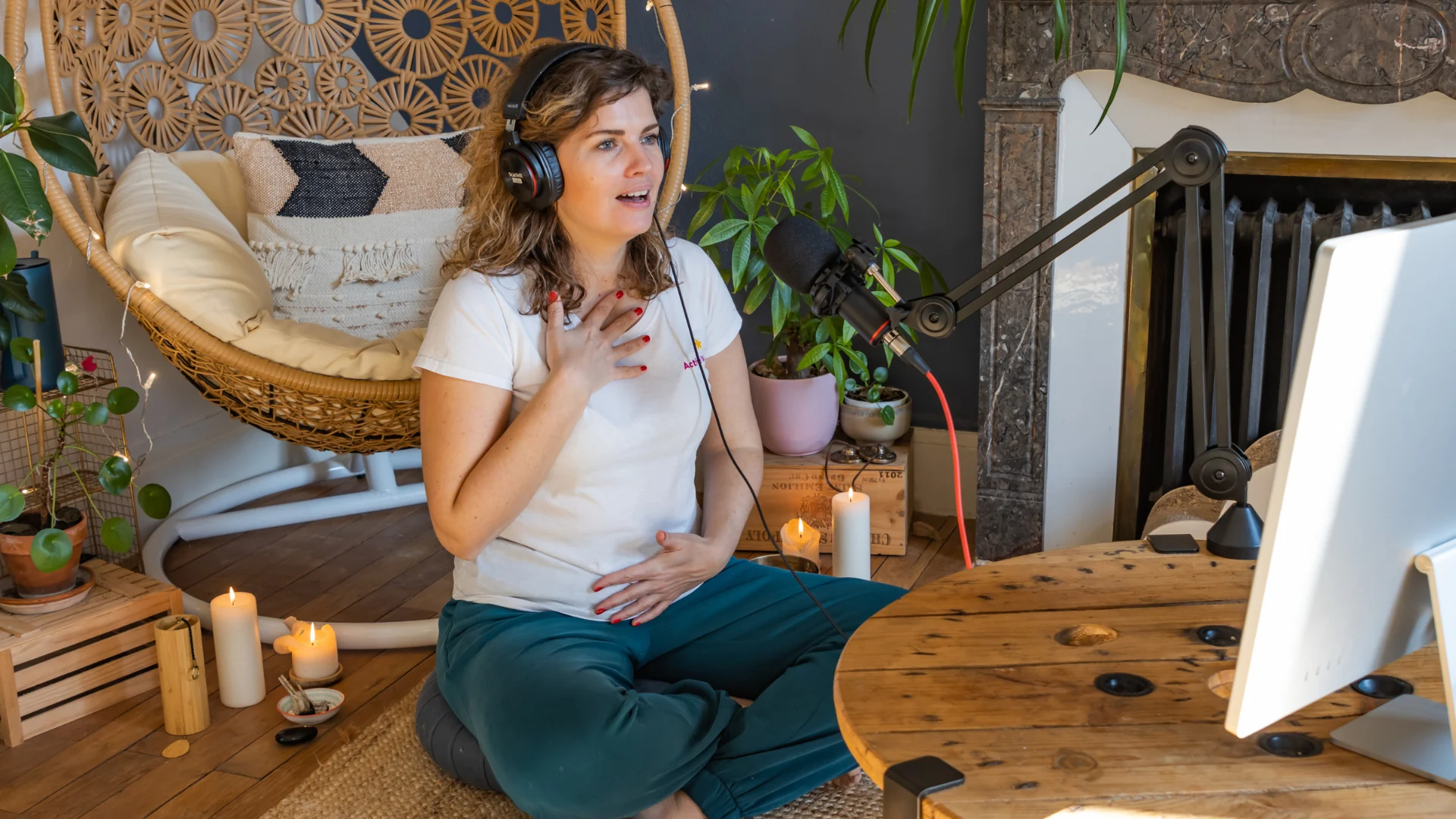 Julie Blanvillain devant son ordinateur avec un casque audio
