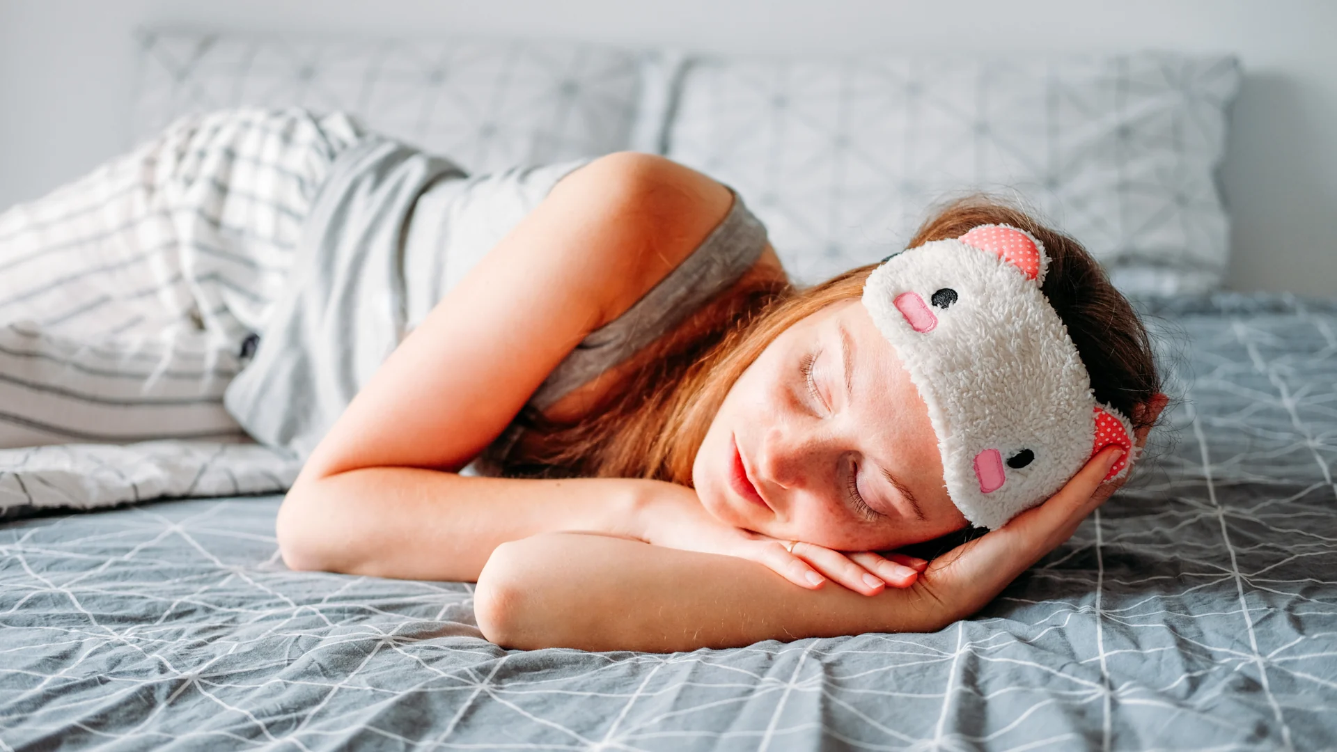 Femme endormie avec un masque de nuit
